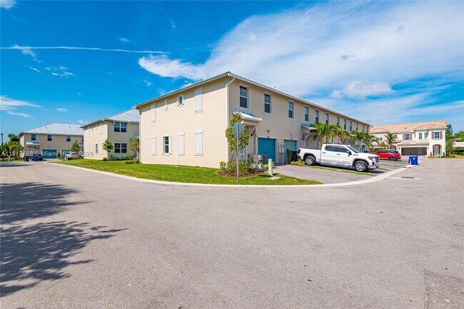 Building Photo - 1040 Eucalyptus Dr
