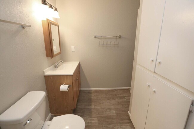 Building Photo - Beautifully Renovated 2-Bedroom Home in a ...