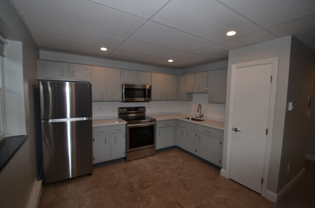 Building Photo - 594 Franklin St