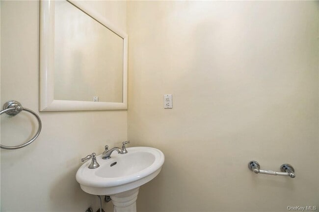 Building Photo - 7 Susan Ct