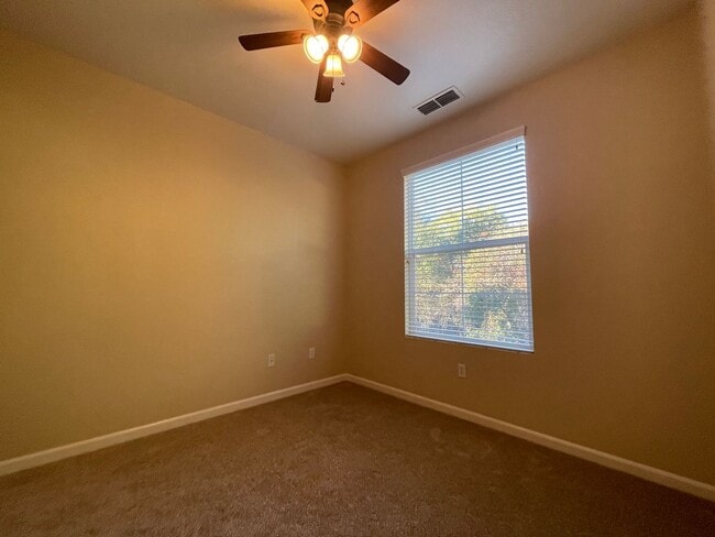 Building Photo - Beautifully Updated 3BD/2.5BA Townhouse in...