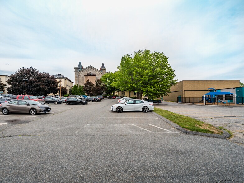 Building Photo - 195 Thorndike St