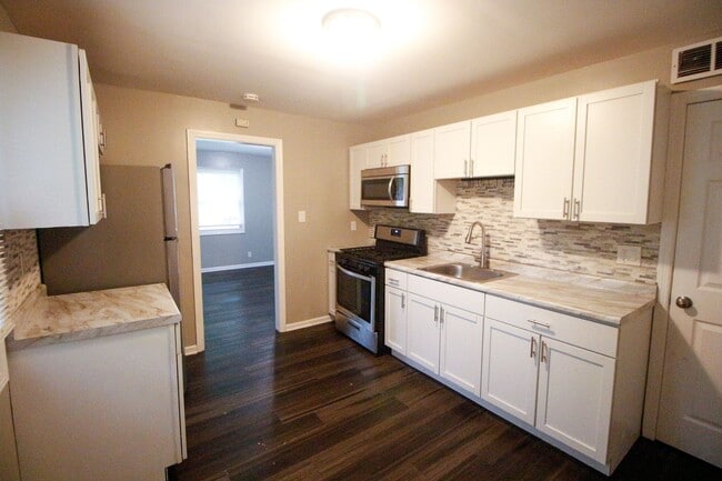 Building Photo - Updated 3 Bedroom Home