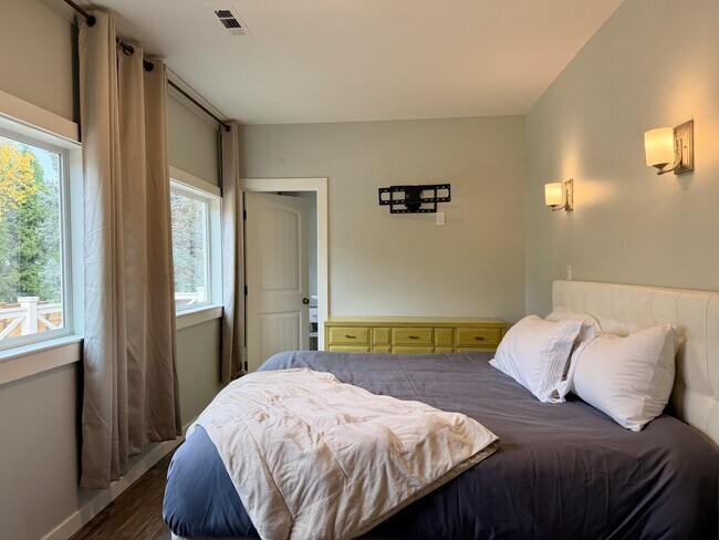 Building Photo - 2099 Emigrant Creek Rd