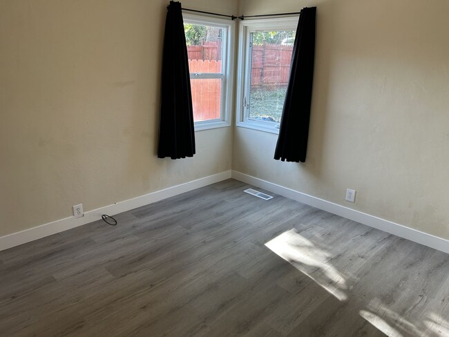 Building Photo - Beautifully Well-Kept 2 Bedroom, 1 Bath Home