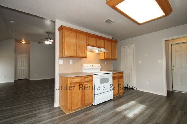 Building Photo - Conveniently Located!!!