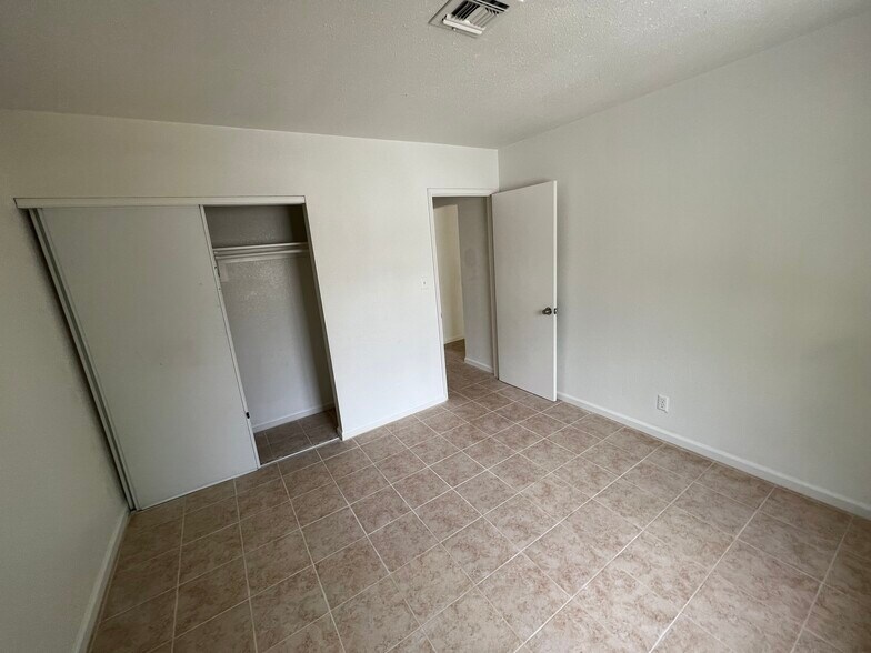 Building Photo - 1824 E Bonanza Rd