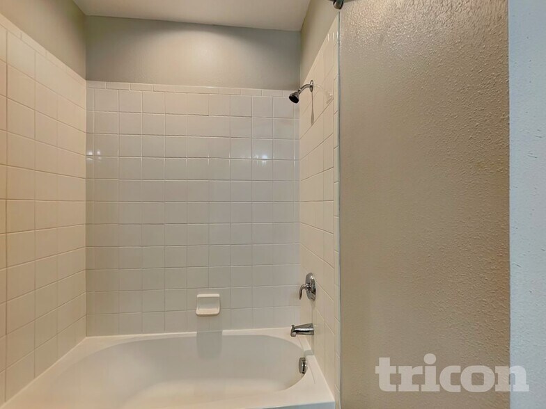 Building Photo - 1266 Stratton Ave