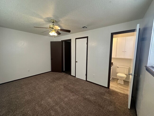 Building Photo - Spacious 4 bed, 1.5 bath