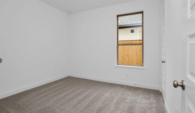 Building Photo - 11142 Plateau Oak Dr