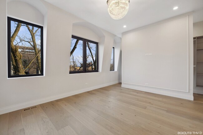Building Photo - 2028 W Wabansia Ave