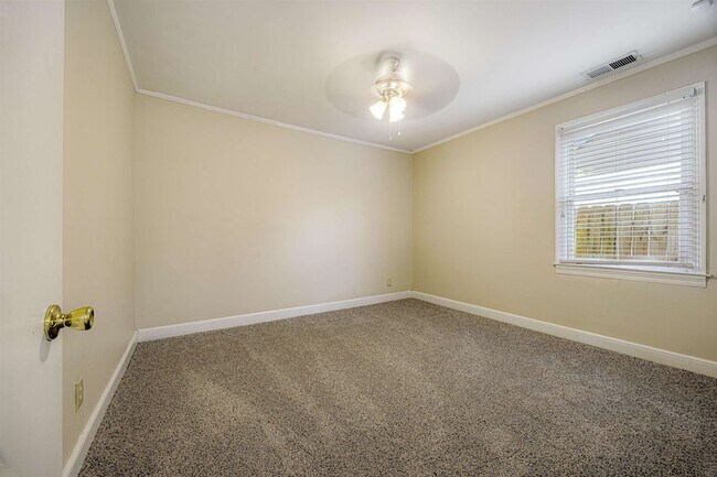 Building Photo - 672 Watson St