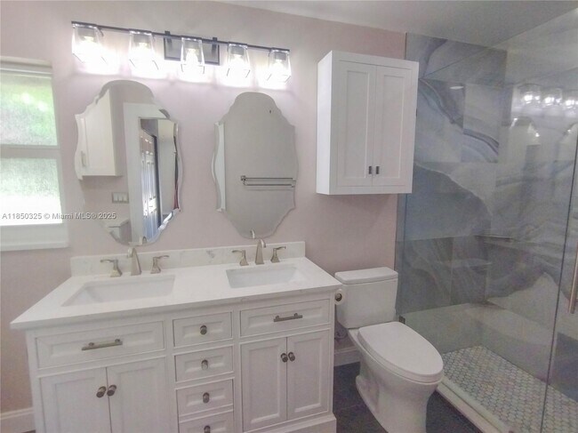 Building Photo - 5780 Sun Pointe Cir