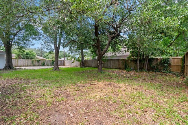Building Photo - 214 Whispering Oaks Dr