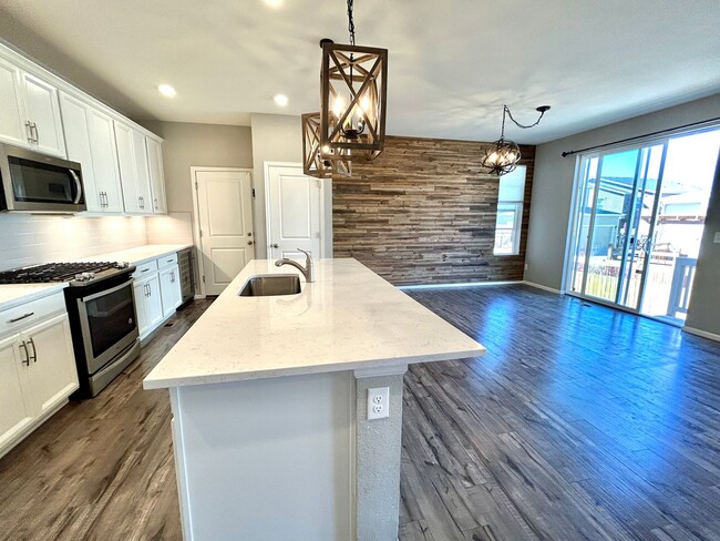 Building Photo - Better Than New! Stunning 4-year old Home Corner End-Unit with High-End Finishes