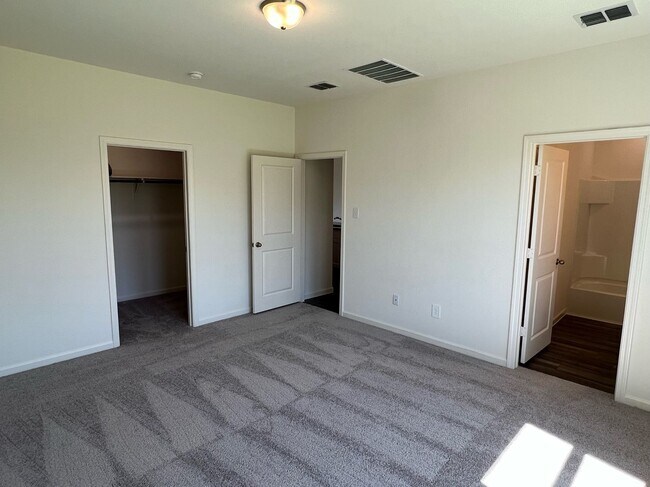 Building Photo - 752 Richmond Dr