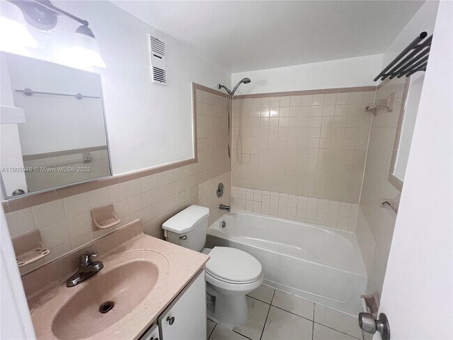 Building Photo - 1126 SW 3rd St