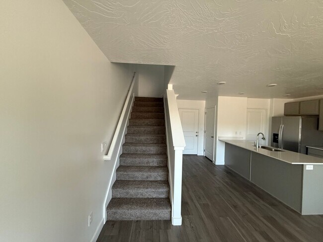 Building Photo - Includes internet - Pool/Pickle Ball +++