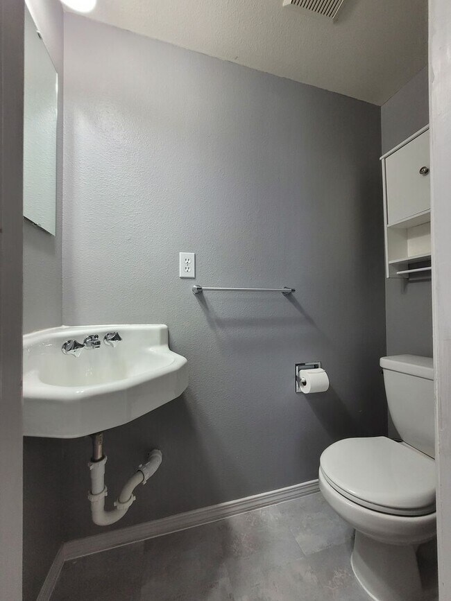 Building Photo - 2709 W Maplewood Ave