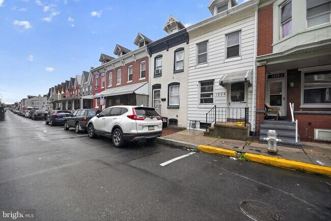 Building Photo - 1234 Mulberry St