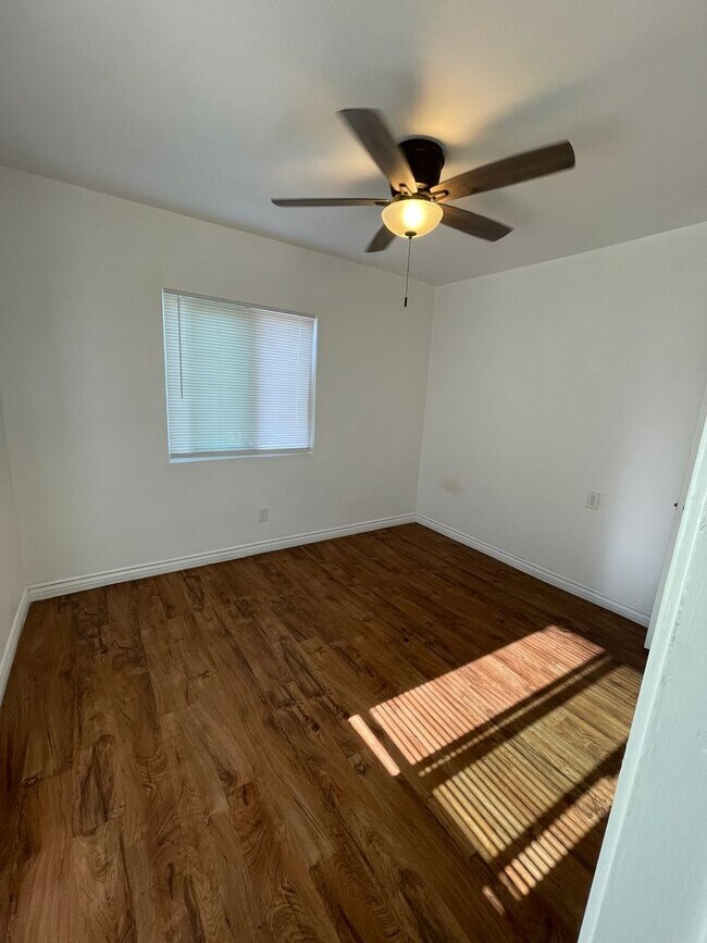 Building Photo - Large Upper 1 Bedroom 1 Bath in Long Beach!