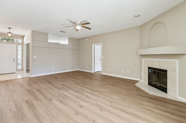 Building Photo - Central Island, 4 Bedroom + Office