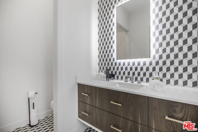 Building Photo - 10563 Ashton Ave