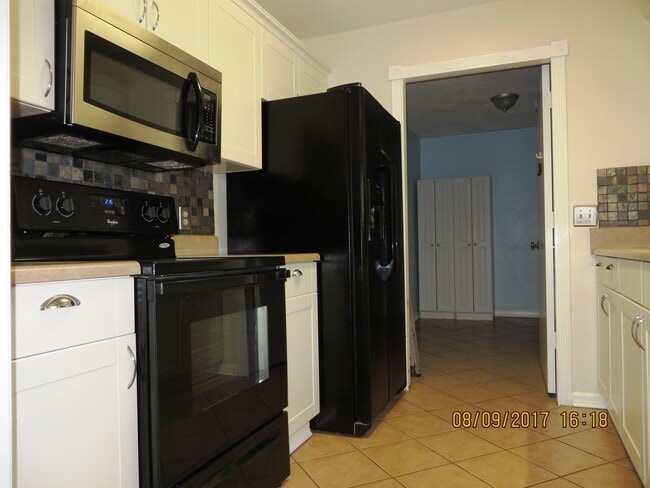 Building Photo - Charming 3 bedroom house for rent August 6, 2026, w/ a garage and privacy fenced back yard for $1...