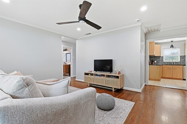 Building Photo - 2015 Woodcrest Dr