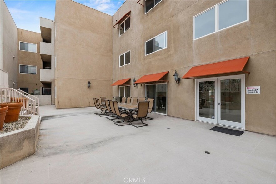 Building Photo - 9610 Zelzah Ave