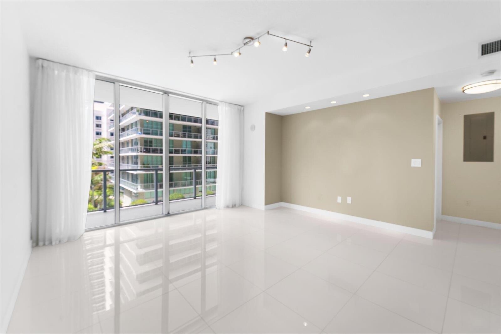 Building Photo - 1111 SW 1st Ave