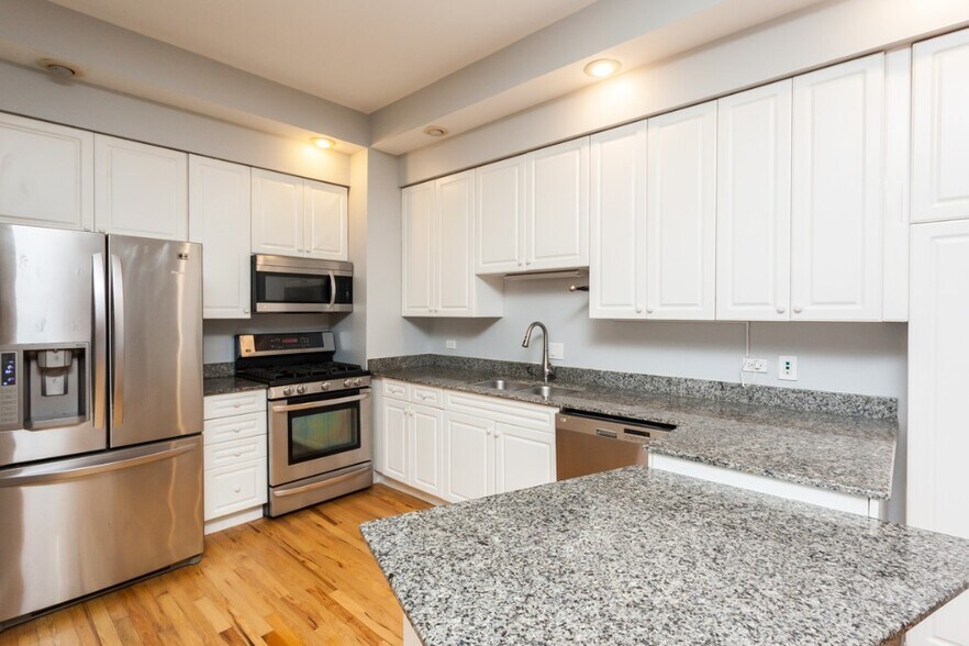 Building Photo - 2427 N Clybourn Ave