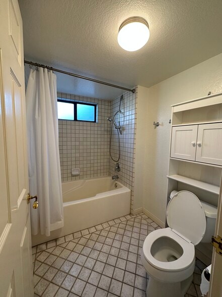 1st Floor Bath - 500 Garfield Ave