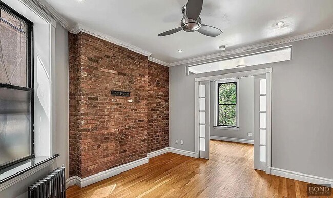 Building Photo - 321 E 10th St
