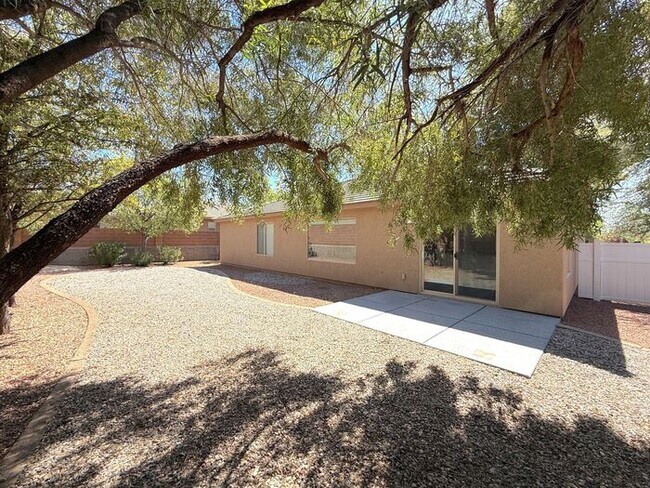 Building Photo - 3 bed, 2 bath home with 2 car garage