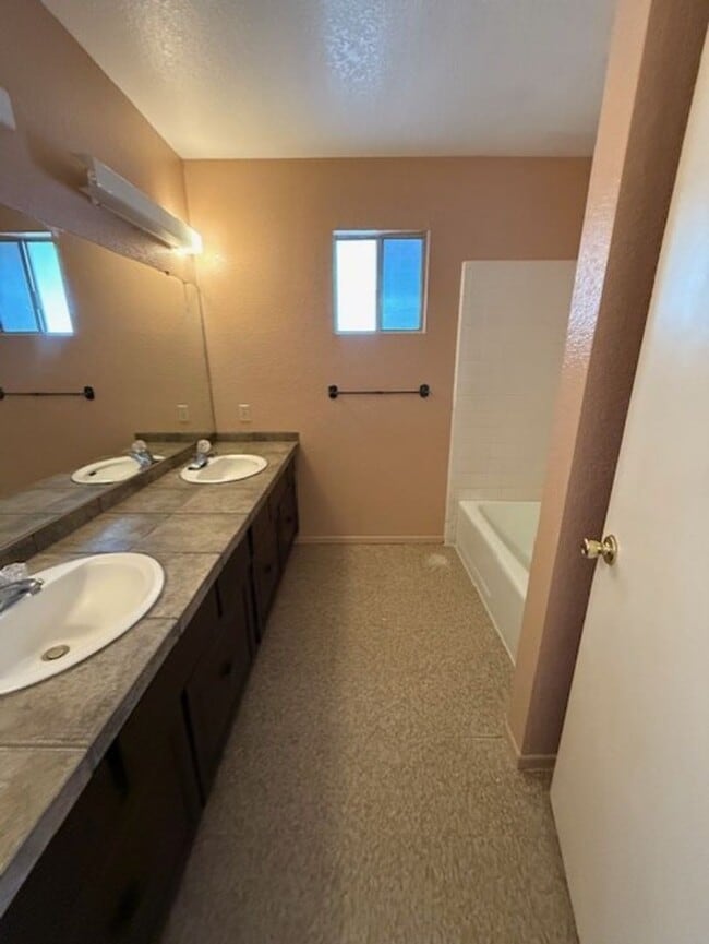 Building Photo - 2 Bedroom 1 Bath Contact Property Pros Pro...
