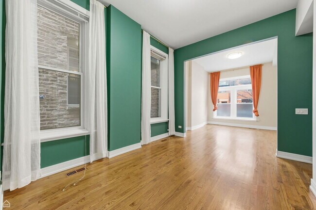 Building Photo - 2523 W Chicago Ave