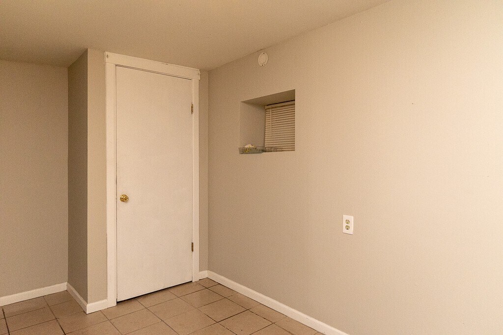 Building Photo - 1052 N Oakley Blvd