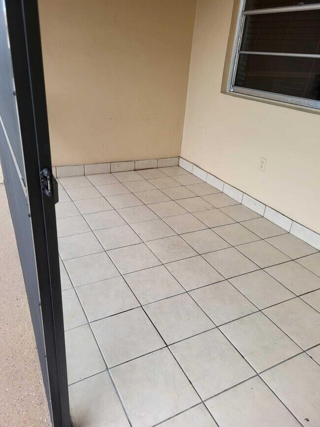 Building Photo - 421 NE 1st St