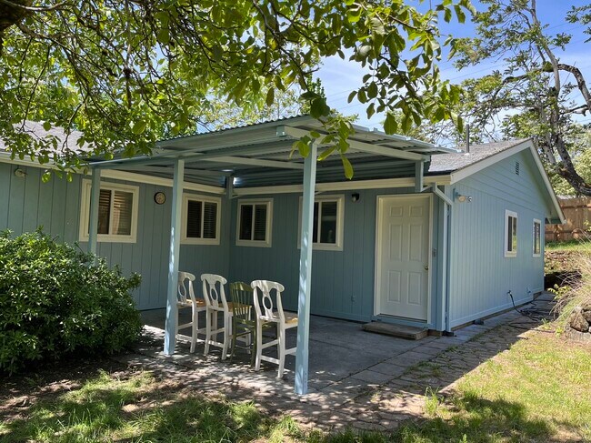 Building Photo - 2081 Canemah St