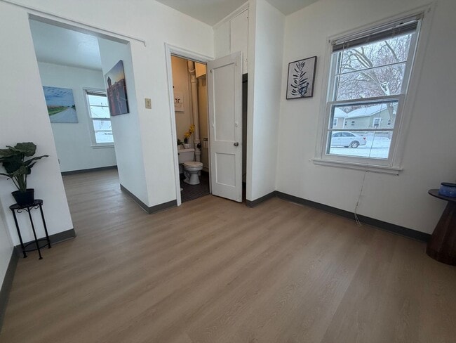 Building Photo - 1 bed, 1 bath for rent in quiet Waterloo neighborhood