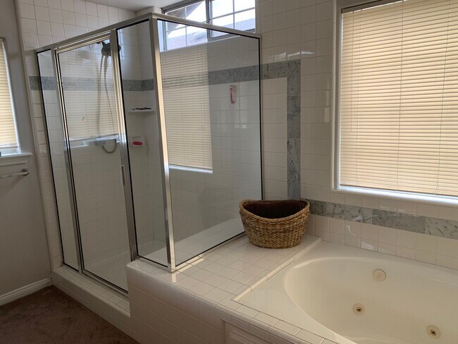 Building Photo - 2224 Ruhland Ave