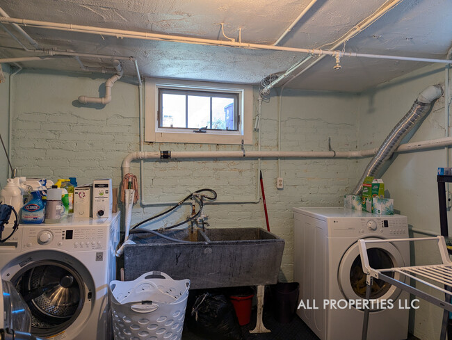 Building Photo - 2042 Dexter St