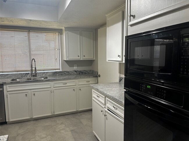 Building Photo - 2942 Jenny Dr