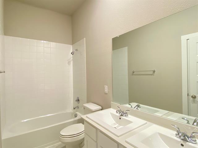 Building Photo - 140 Mandarin St