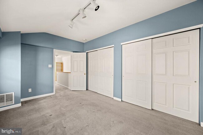 Building Photo - 985 N Randolph St