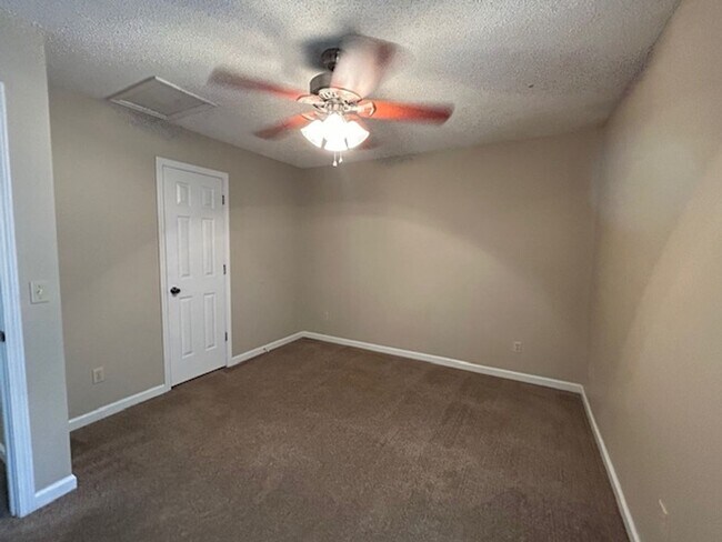 Building Photo - Mallwood- 2 Bedroom, 1.5 Bath Townhouse-$2...