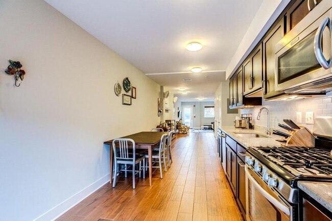 Building Photo - Amazing 2 Bedroom, 2 Full Bathroom 14th St Apartment with Secure Parking!