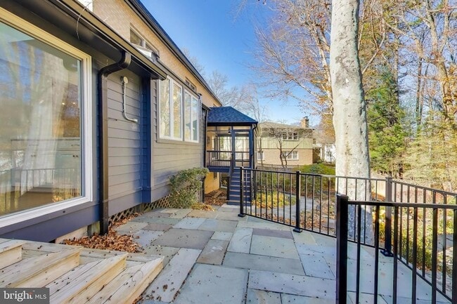 Building Photo - 4001 N Ridgeview Rd