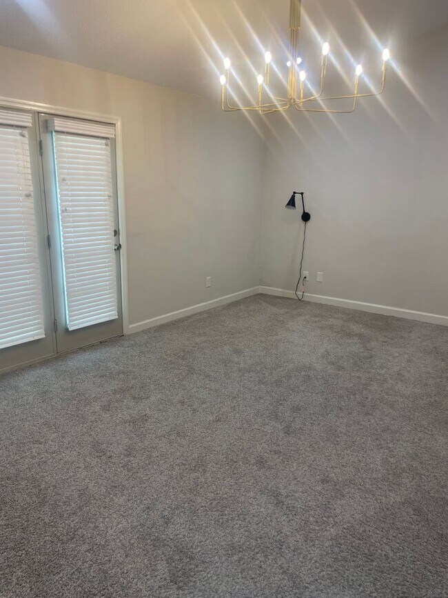 Building Photo - Knoxville 37918 - 2 bedroom, 2.5 bath Townhome - Contact Lisa Vineyard & Shannon Russell (865) 21...